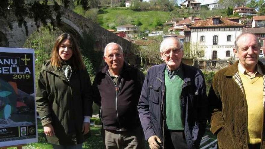 Por la izquierda, Mónica Gutiérrez, Antón Caldevilla, Manuel Moro y Ángel Lueje, en la presentación de ayer en Cangas de Onís.