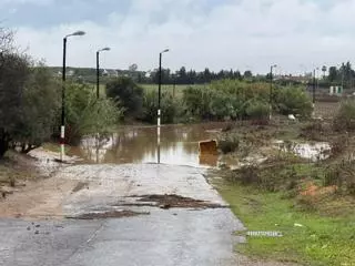 Los bomberos rescatan a una mujer atrapada en Huelva y atienden cerca 60 incidencias