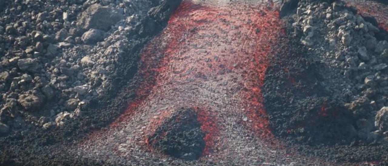 Los tubos lávicos aceleran la llegada de la lava al mar