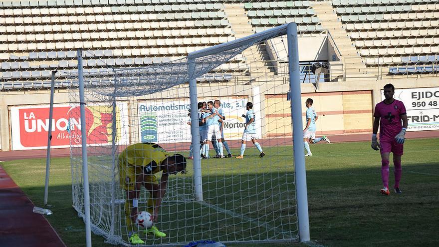 Un jugador del Lorca Deportiva recoge el balón desde el fondo de la red. paco alonso