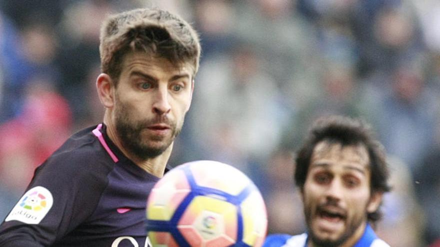 Piqué contra el Depor.