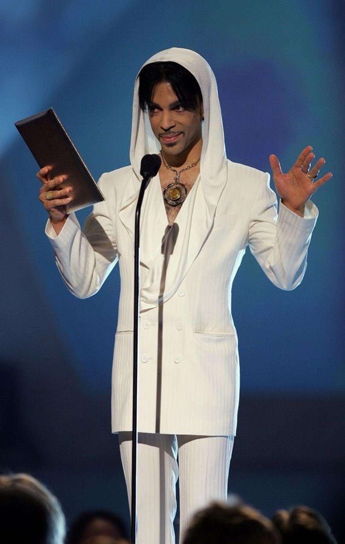 Prince entregando un premio en 2005.