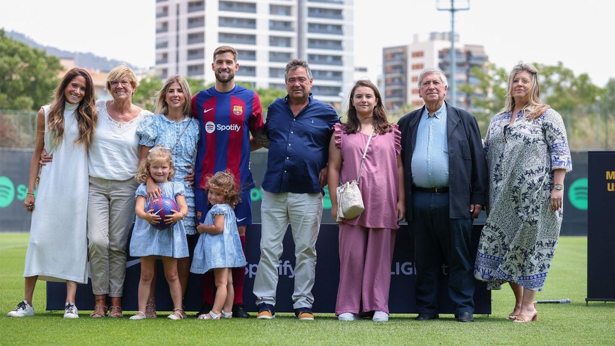 Íñigo Martínez estuvo rodeado de los suyos en su presentación con el FC Barcelona