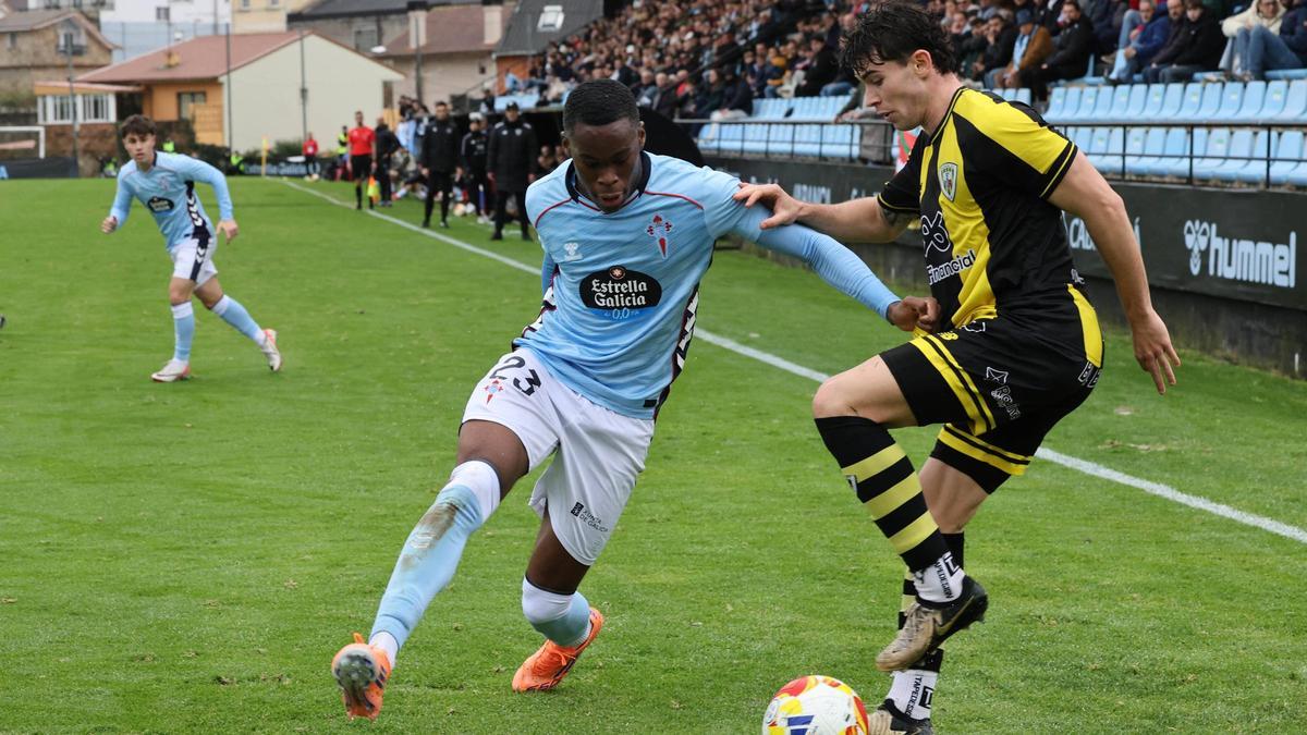 Milla presiona a un jugador del Barakaldo.