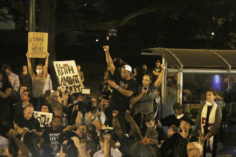 Manifestants desafien el toc de queda a Charlotte