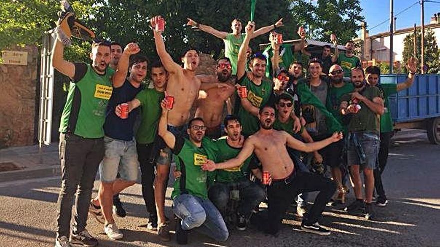 El primer equip del Castellnou celebrant el campionat i l&#039;ascens amb una rua pels carrers de Santpedor