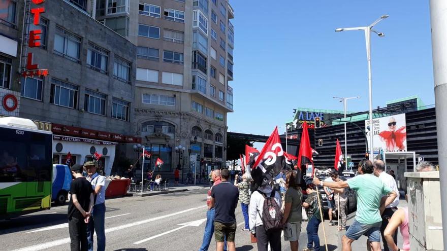 Protesta ante el Hotel Bahía para exigir la readmisión de las empleadas.