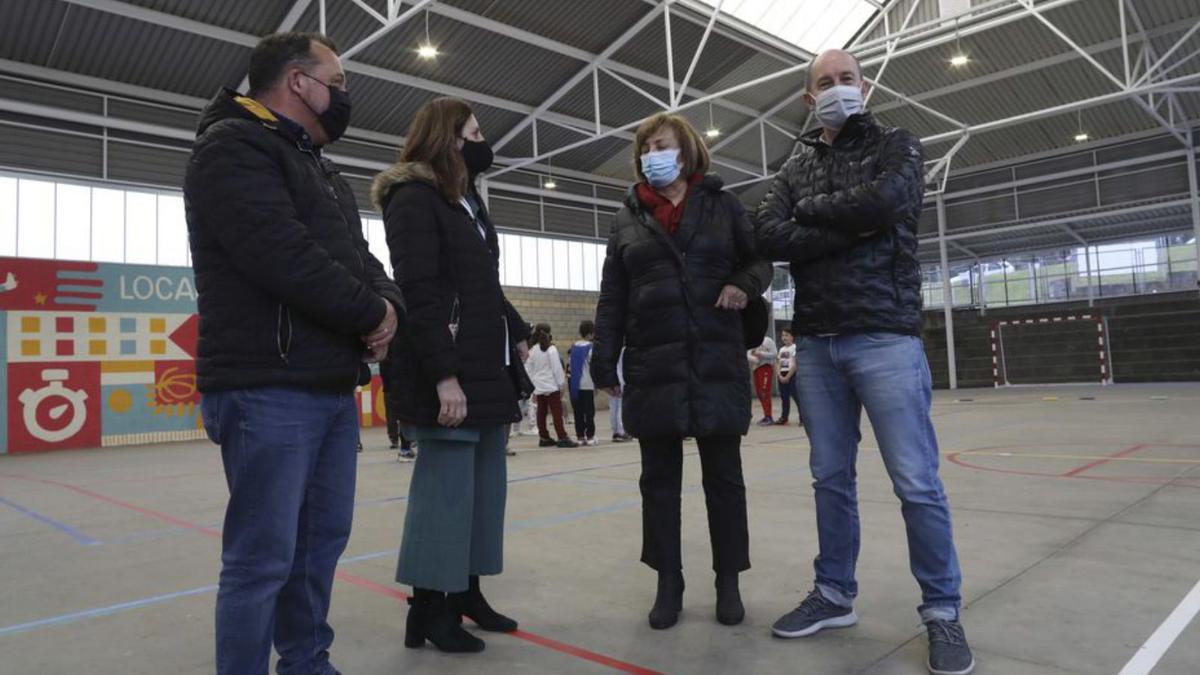 Pelayo García, Nuria Delmiro, Monteserín y Adolfo García, en la pista deportiva del colegio de Villalegre. | Ricardo Solís