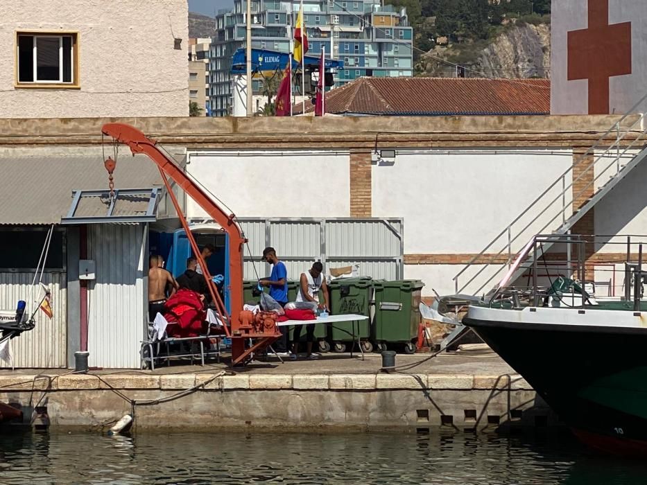 Migrantes y agentes, en el Puerto de Cartagena