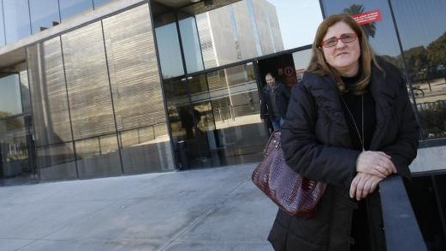 La profesora Elena Romera en el juzgado donde ayer se celebró la vista por la demanda que ha interpuesto contra la UMU.