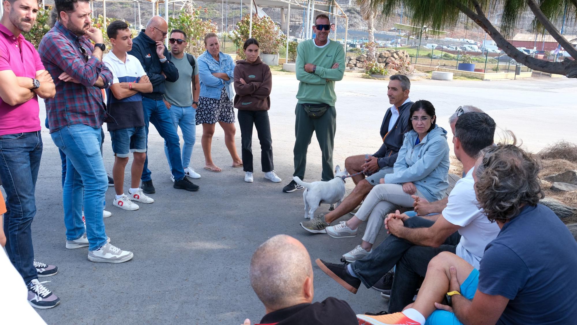 Encuentro de Carolina Darias con surfistas en la zona del Lloret