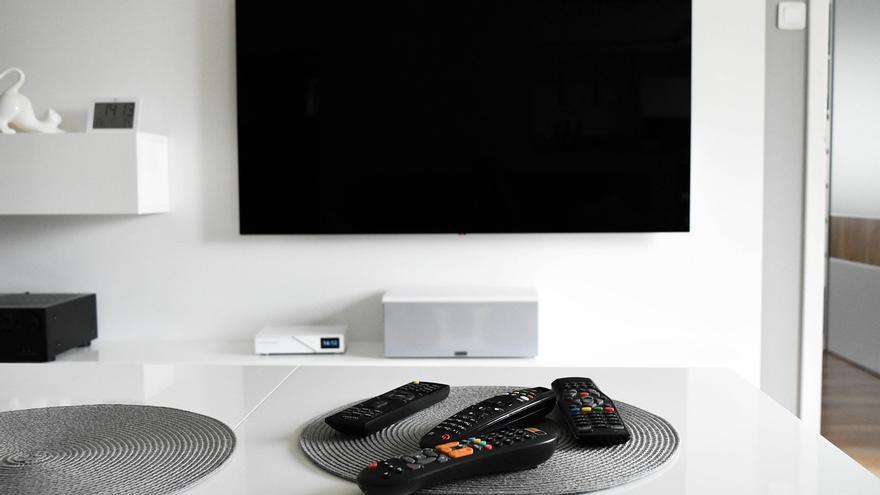 Cuatro productos que debes comprar para limpiar la pantalla de la televisión y dejarla impoluta