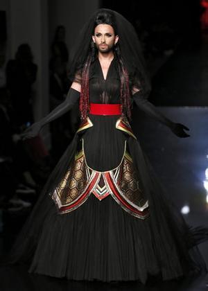Conchita Wurst, guanyadora del Festival d’Eurovisió 2014, llueix una creació d’alta costura tardor-hivern del dissenyador francès Jean-Paul Gaultier, a París.