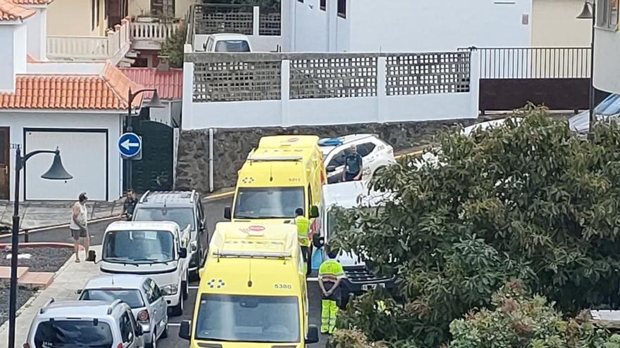 Ambulancias que intervinieron con la víctima de la muerte violenta en un domicilio en Vista Alegre, en Breña Baja.