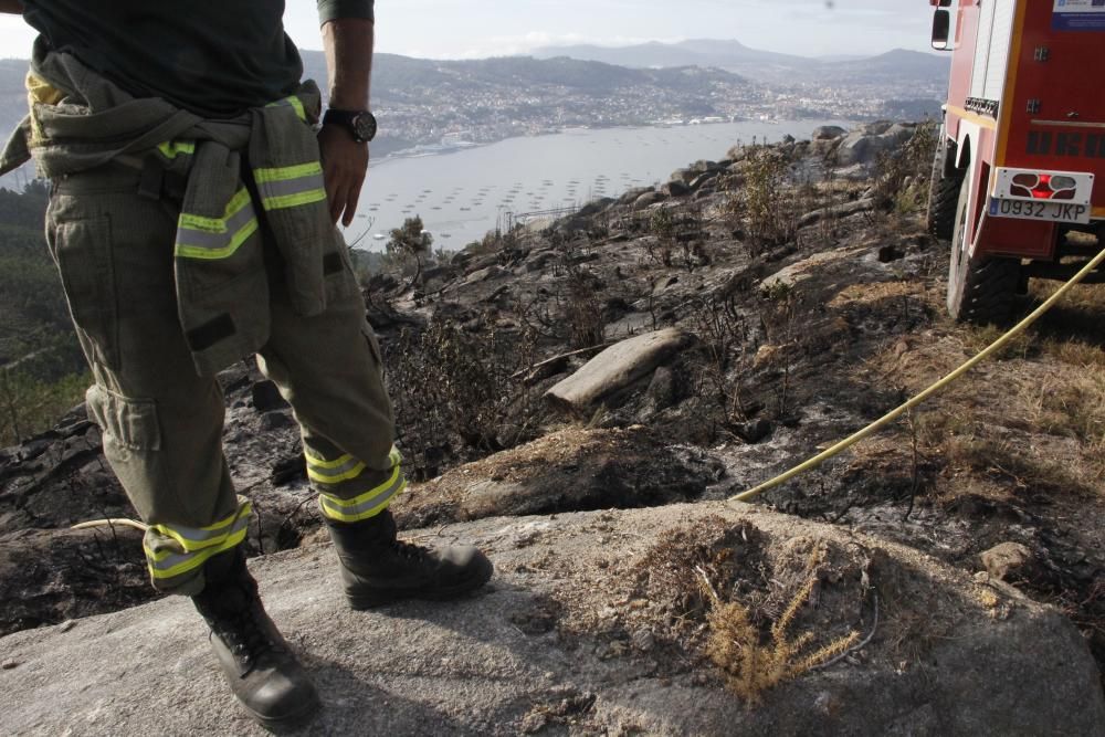 Incendios en Galicia | Un incendio nocturno quema 15 hectáreas en Domaio sobre el puente de Rande