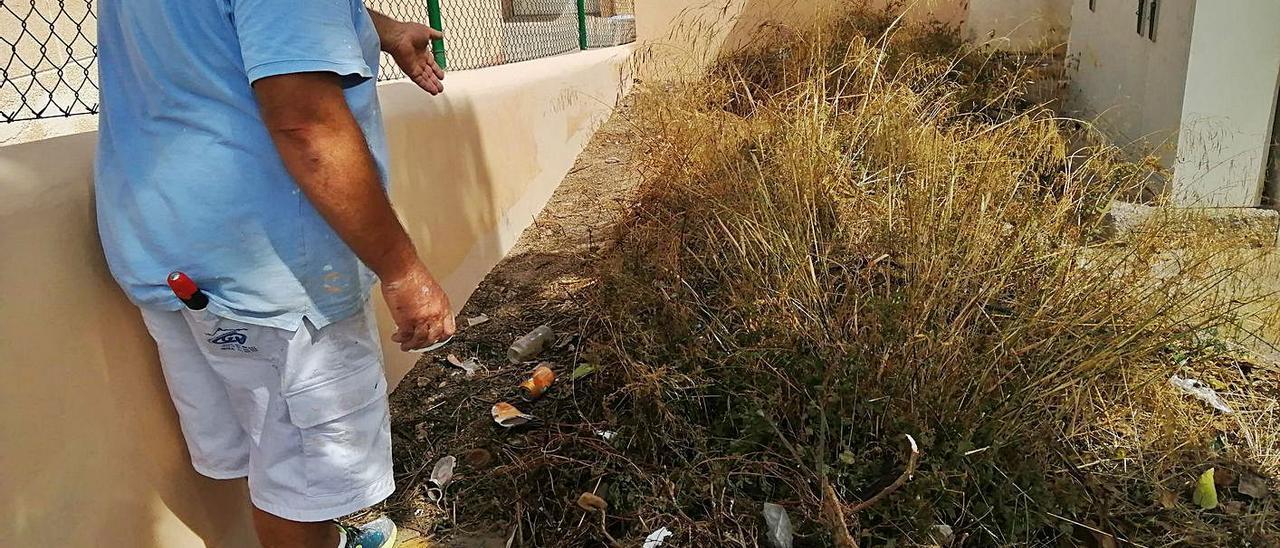 Un transformador repleto de basura junto a comisaría