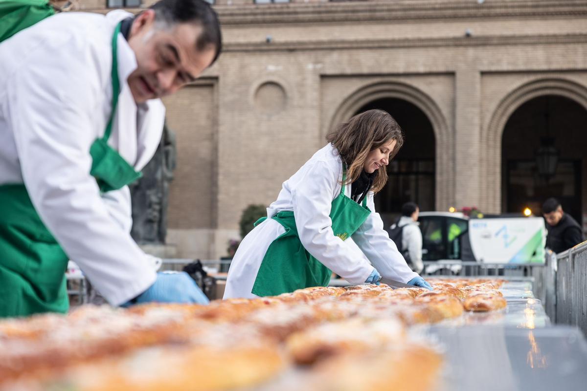 En imágenes | EL PERIÓDICO DE ARAGÓN reparte 20.000 raciones de roscón en la plaza del Pilar por San Valero