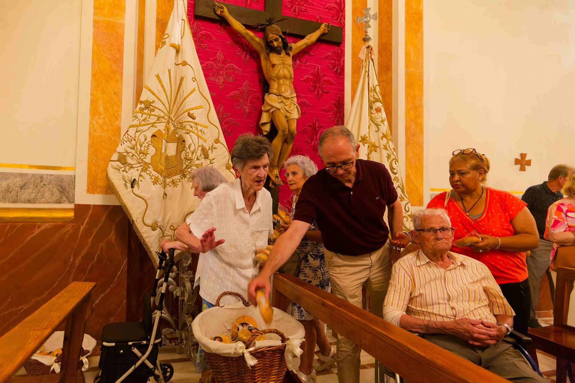 Galería | La Joventut Antoniana de Vila-real reparteix panets beneIts per la seua festa anual