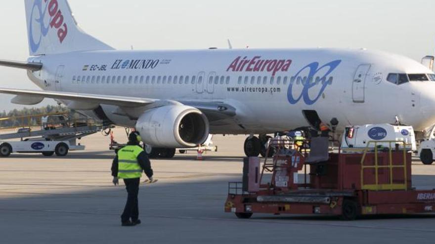 Un avión de Air Europa en el aeropuerto de Asturias