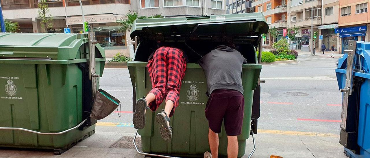 Jóvenes buscando en un contenedor