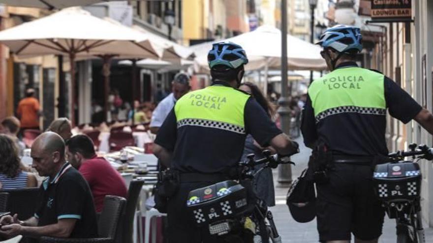 Agentes de la brigada de bicicletas de la Policía Local, vigilando el epicentro del tardeo el pasado verano