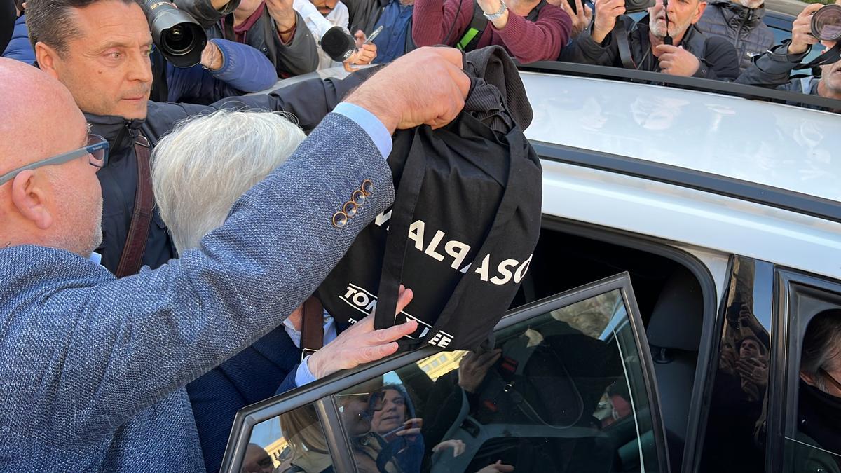 L'exconsellera Clara Ponsatí entra en un cotxe dels Mossos d'Esquadra després de ser detinguda al centre de Barcelona just tornada de l'exili.