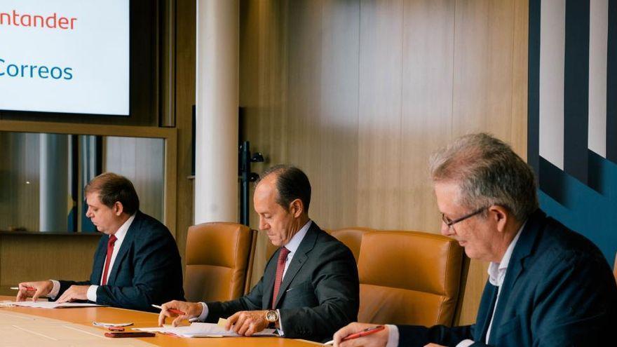 Santander y Correos firman un acuerdo para ofrecer servicios financieros básicos en toda España