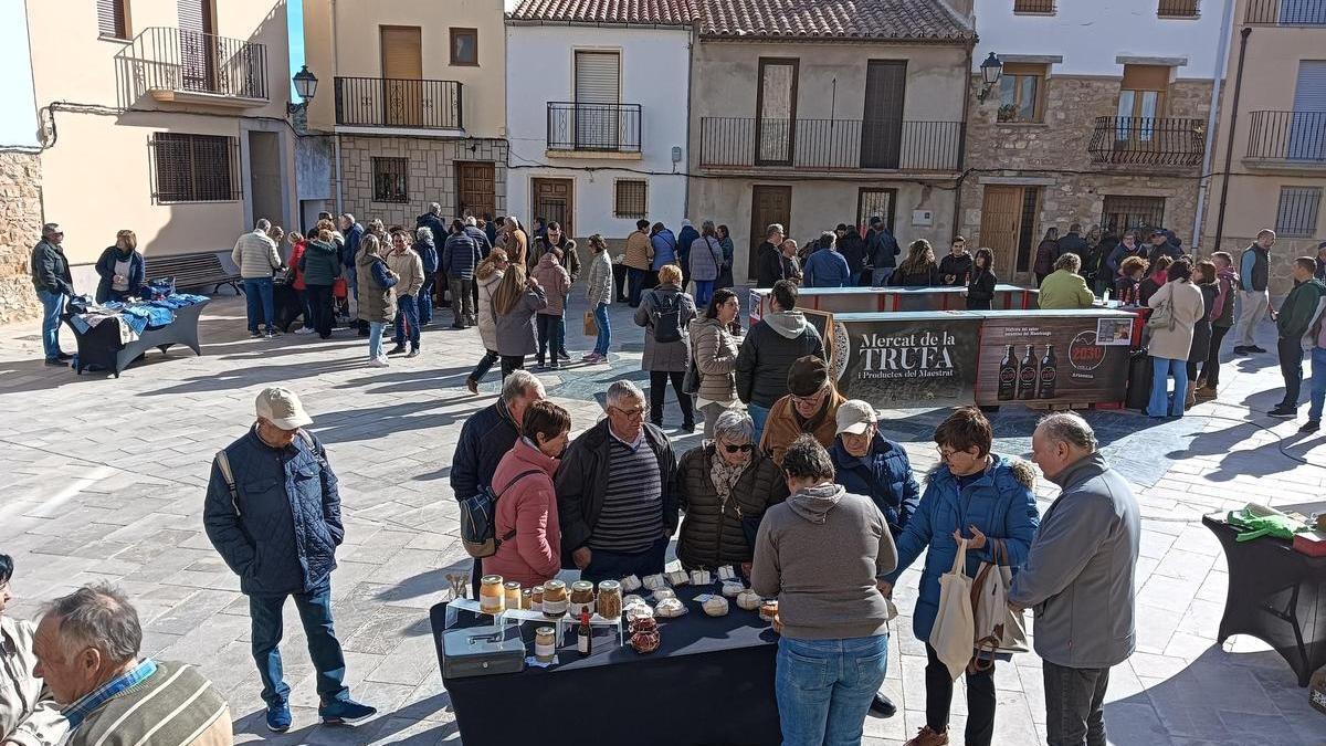 El mercado de la trufa tiene lugar cada domingo de temporada en la plaza de La Setena.