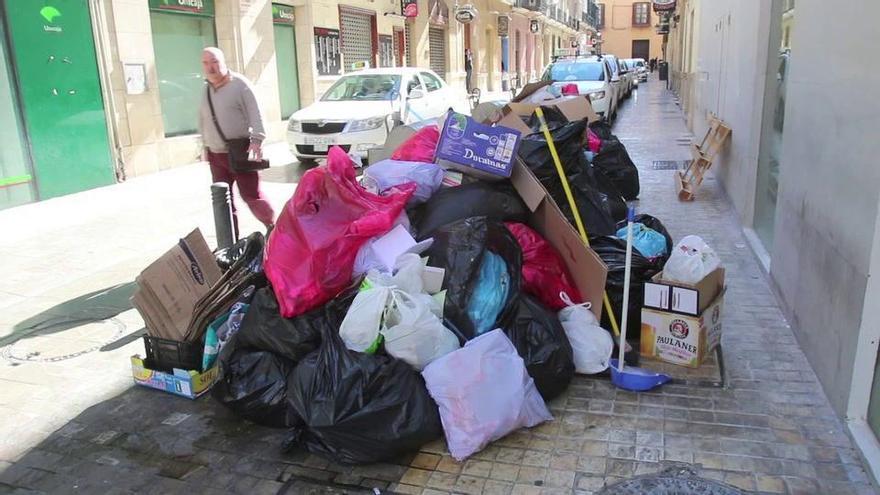 La basura se acumula en el Centro de Málaga