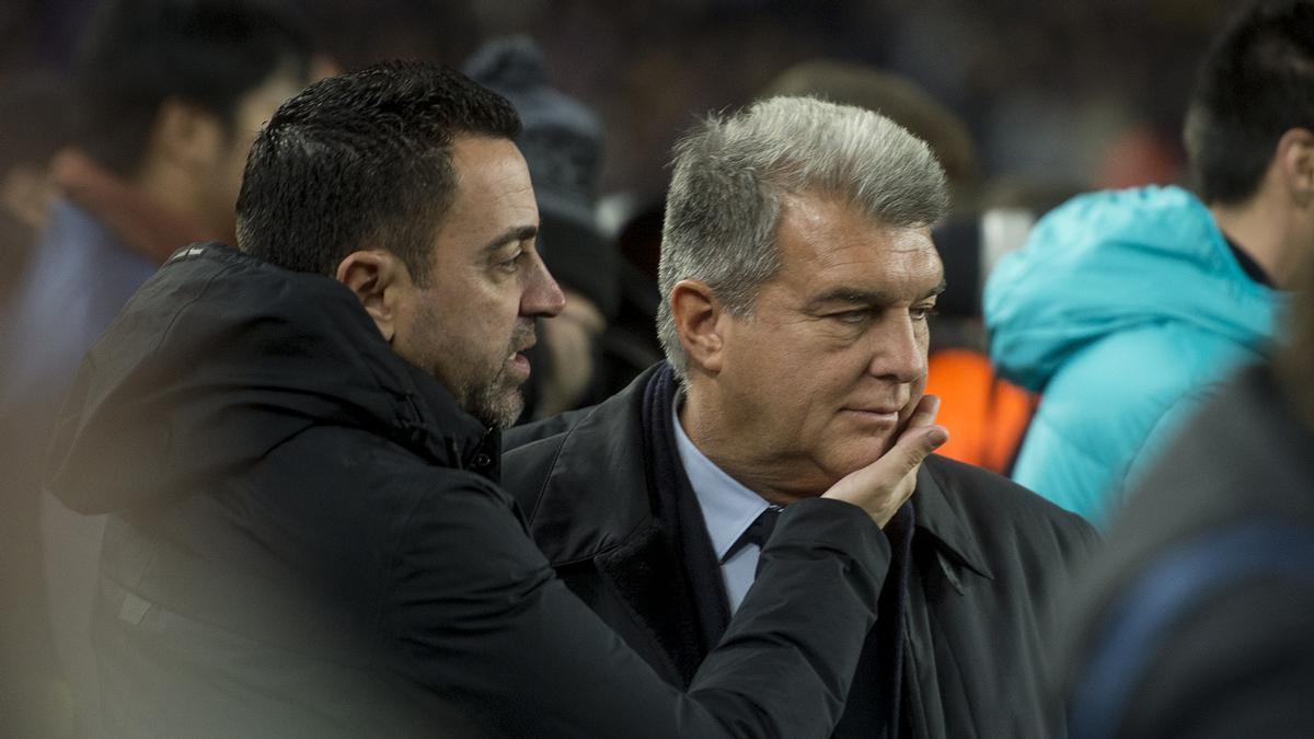 Xavi, entrenador del FC Barcelona, saluda a Joan Laporta, minutos antes de un partido de Liga en el Camp Nou.