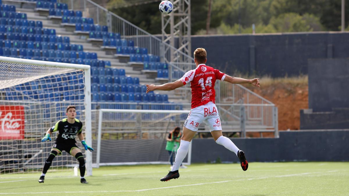 Gianluca Simeone, delantero del CD Ibiza, salta para rematar contra la portería del Sant Jordi.