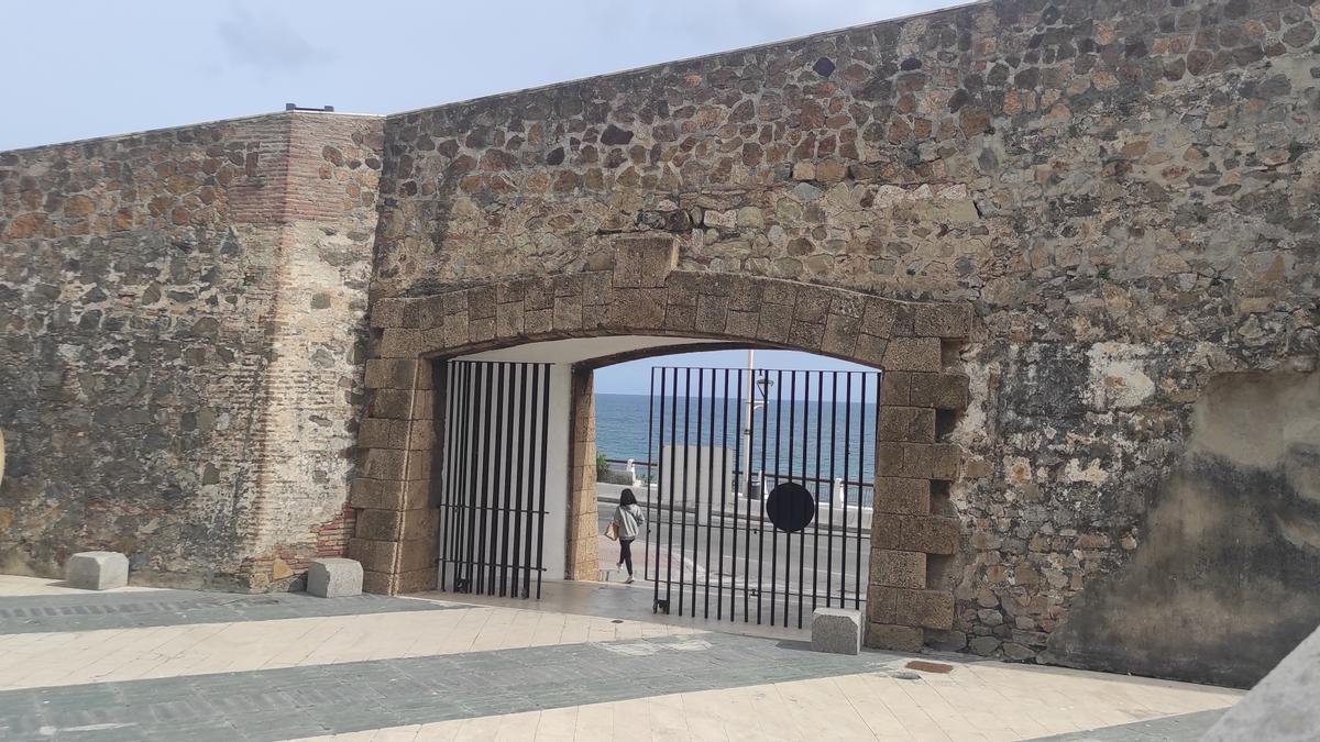 Imagen de la puerta reconstruida en la muralla de Ceuta.