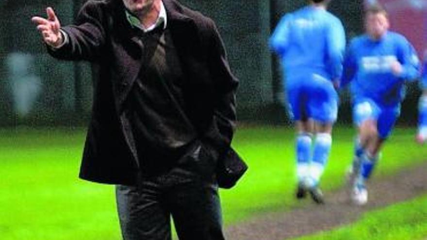 El técnico Ricardo Bango da instrucciones durante el derbi avilesino.