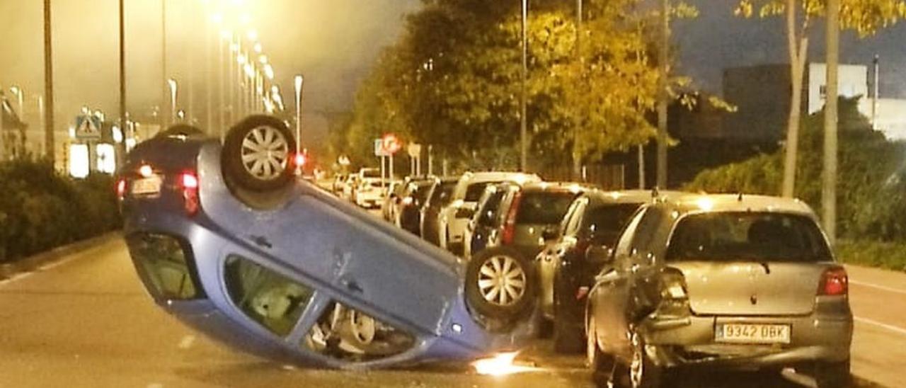 Imagen del turismo volcado, junto a otro coche que resultó muy afectado por el golpe.