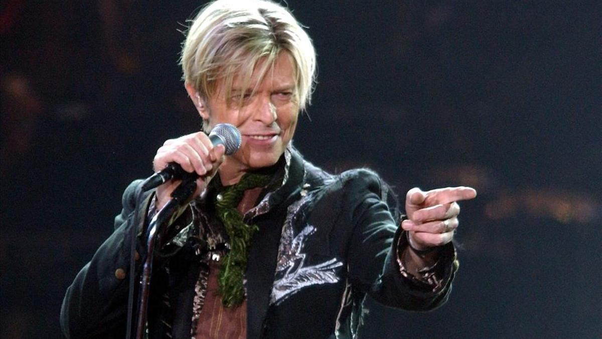 SAB350  Hamburg (Germany)  16 10 2003 - (FILE) A file picture dated 16 October 2003 shows late British rock legend David Bowie perfoming on stage during his concert in Hamburg  Germany  David Bowie would have turned 70 on 08 January 2017  He died on 10 January 2016 after a battle with cancer  (Hamburgo  Alemania) EFE EPA MAURIZIO GAMBARINI GERMANY OUT     Local Caption     52514695