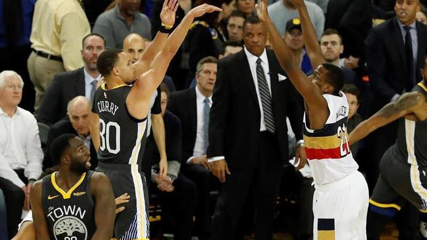 Curry bate un récord de triples en la victoria de los Warriors