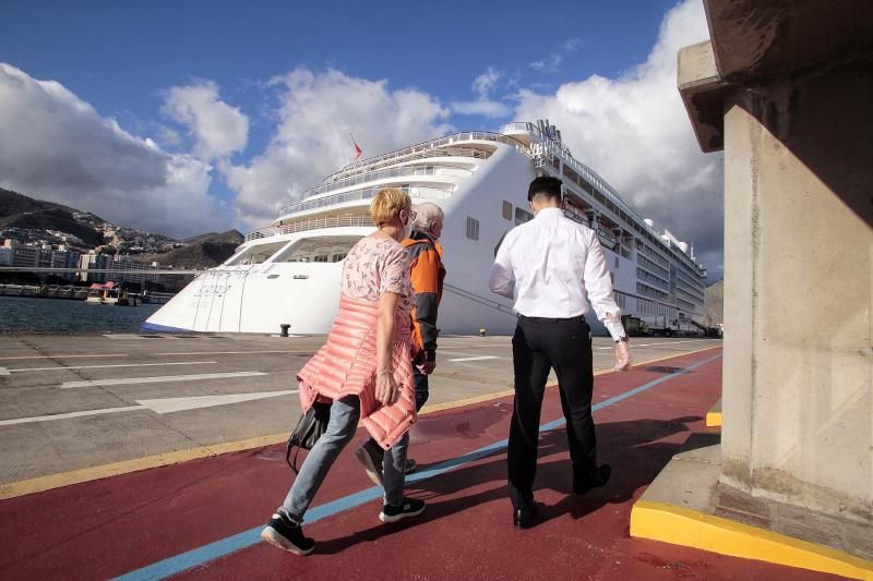 Llegada del crucero de lujo Europa2 al puerto de Santa Cruz de Tenerife