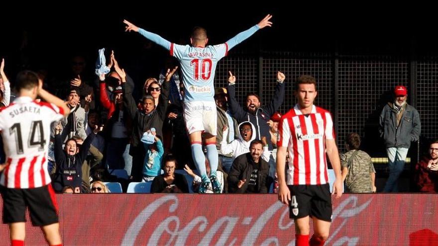 Aspas celebra uno de sus goles al Athletic.