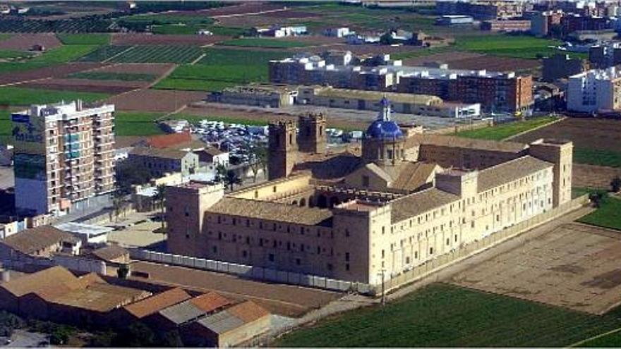 el monasterio y el edificio vecino. Vista de San Miguel de los Reyes, rodeado de huerta y con el edificio de 11 pisos, a la izquierda.