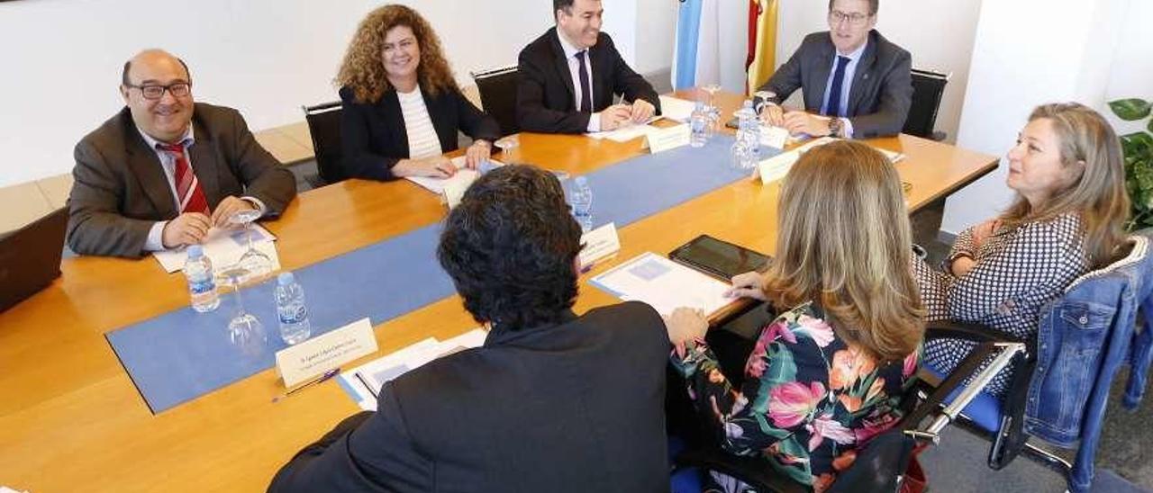 Feijóo, junto a Román Rodríguez (3º izq.) y Teresa Pedrosa (1º dcha.) en la presentación del proyecto. // R.G.