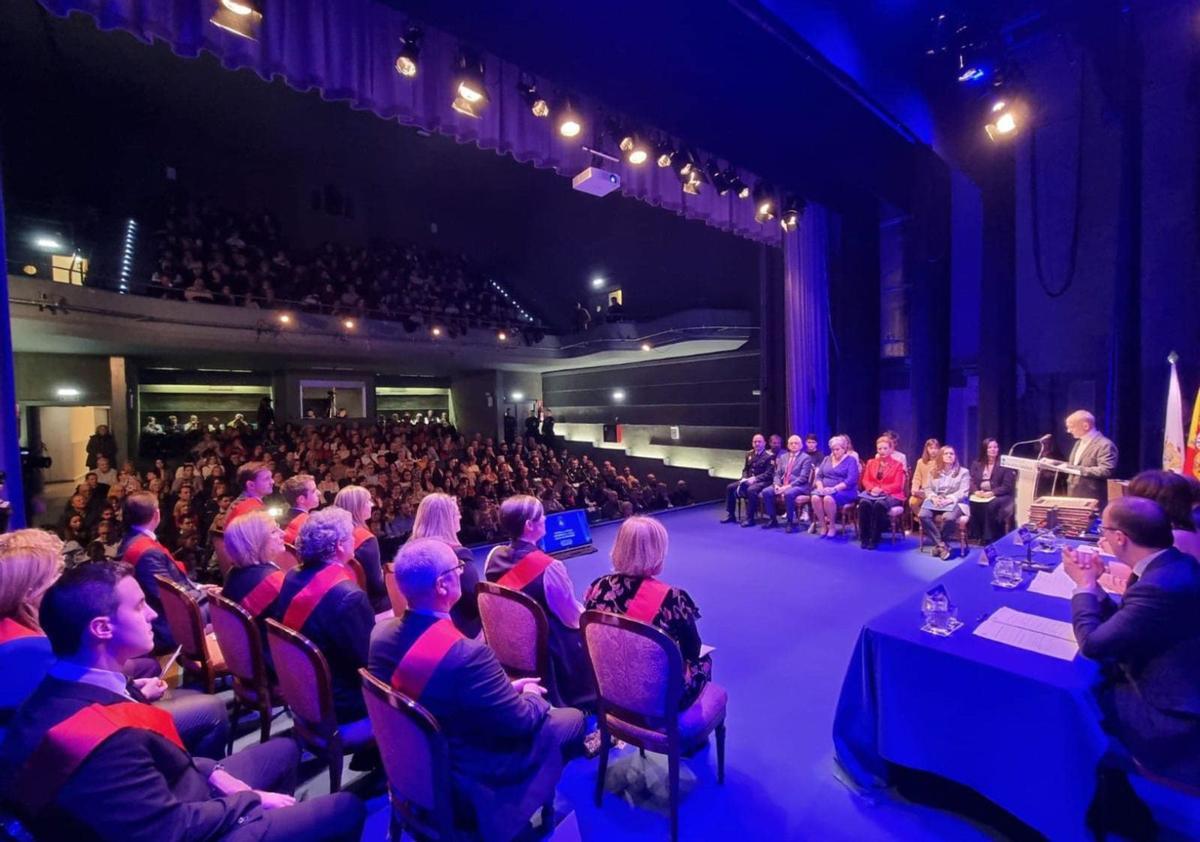 El acto se celebró en el Teatro de la Villa, lleno hasta la bandera.