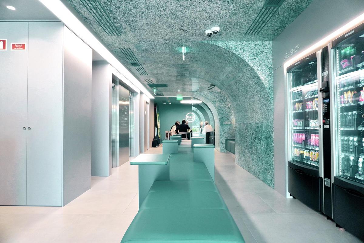 El hotel B&B Guimarães, con las paredes y el techo fabricadas por Gravity Wave, con un 100% de plástico reciclado.