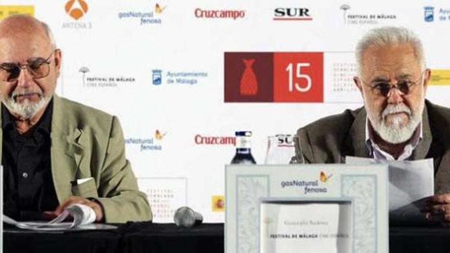 El presidente del jurado de la sección oficial de largometrajes, Gonzálo Suárez (d) y el director del Festival de Cine Español de Málaga, Carmelo Romero, durante la lectura de los galardonados.