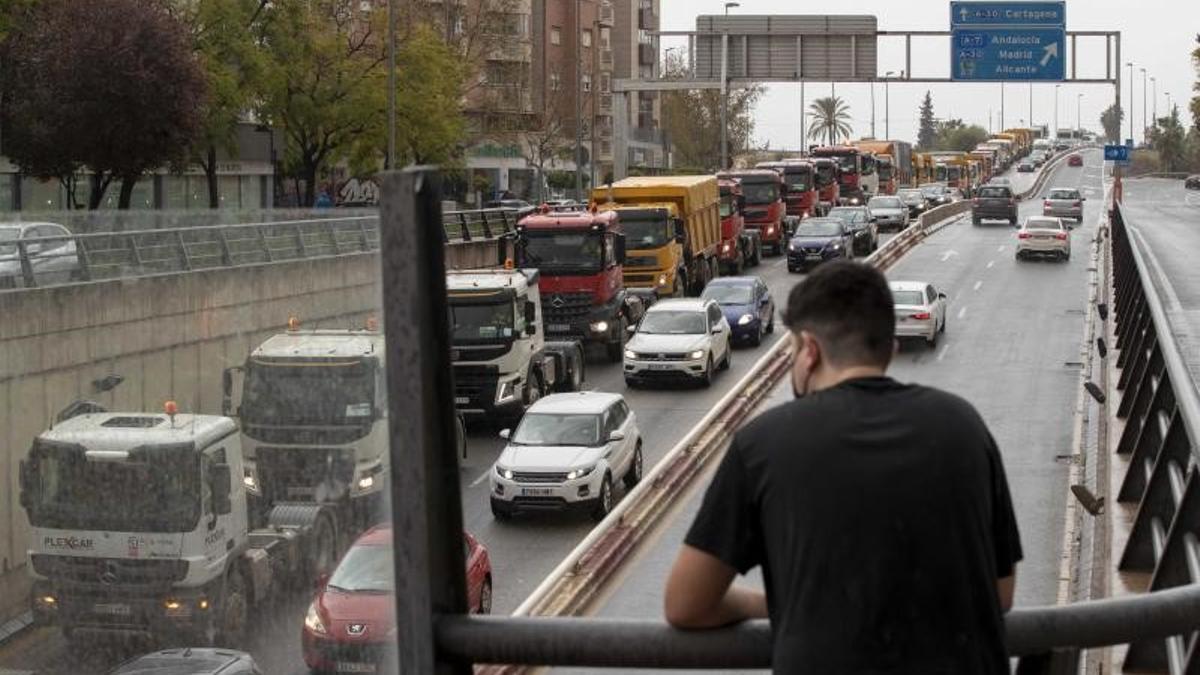 Una caravana de camiones recorre de forma lenta las principales avenidas de Murcia este 17 de marzo de 2022, en la cuarta jornada de huelga de transportistas convocada por la Plataforma en Defensa del Sector de Transporte de Mercancías por Carretera.