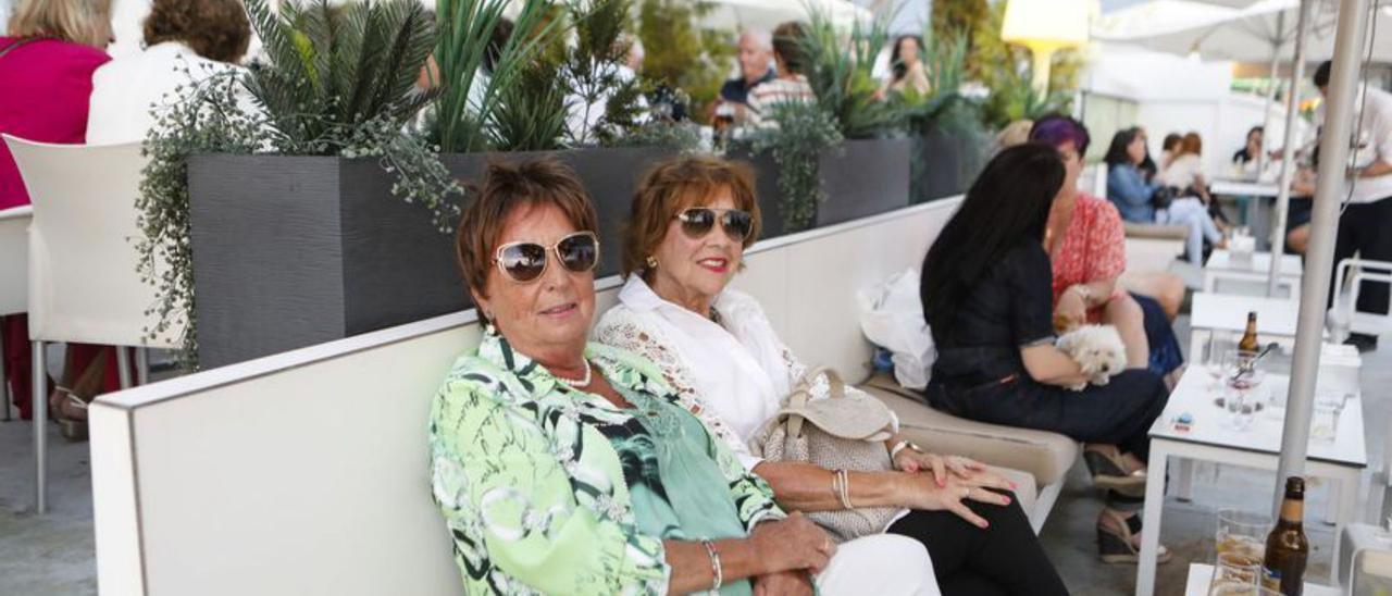 Julia Muñiz y Pilar Fernández, en la terraza del Bellavista pasando las horas previas a los Fuegos. | Fernando Rodríguez