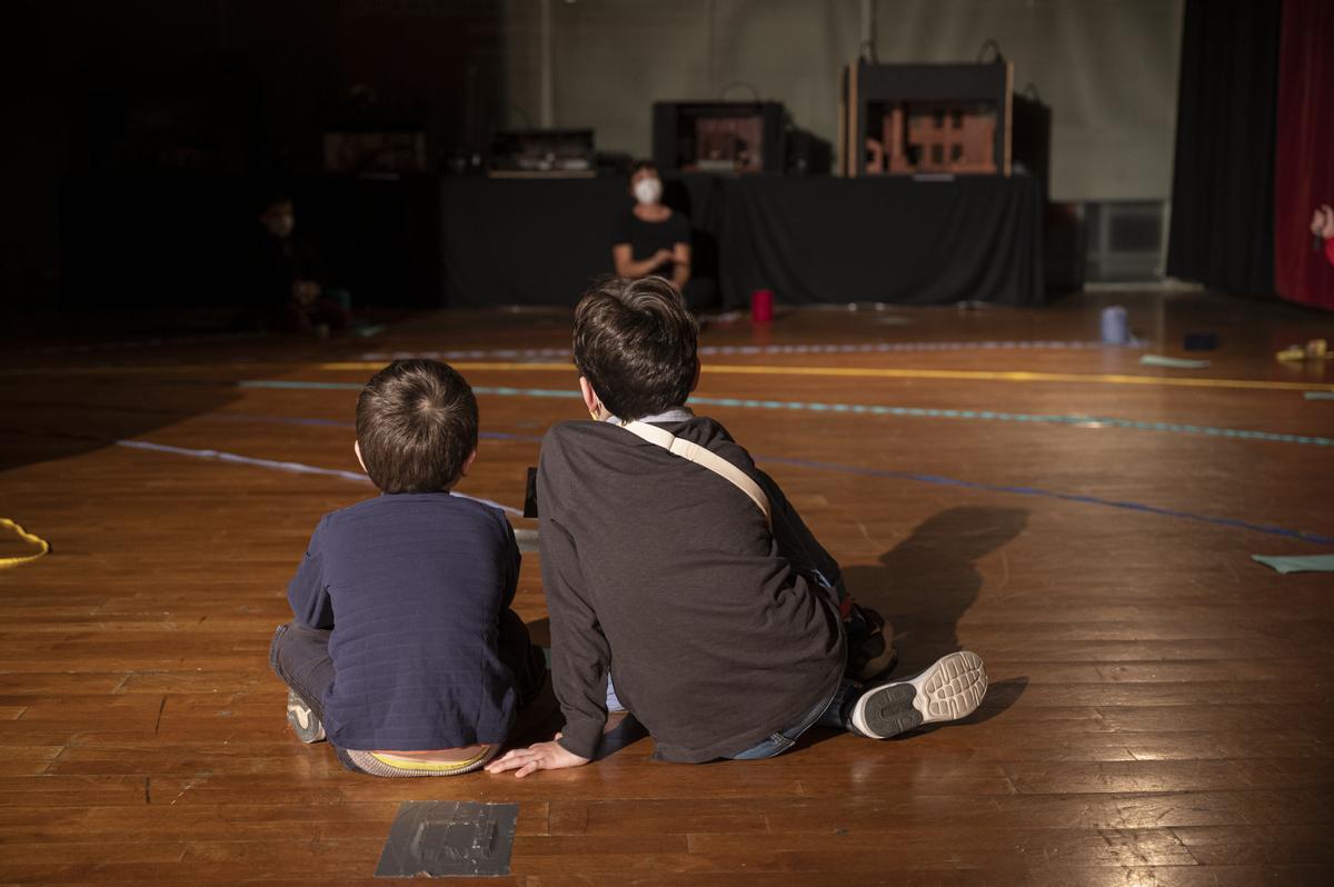 Unos niños escuchan atentamente en una de las salas del TNC.