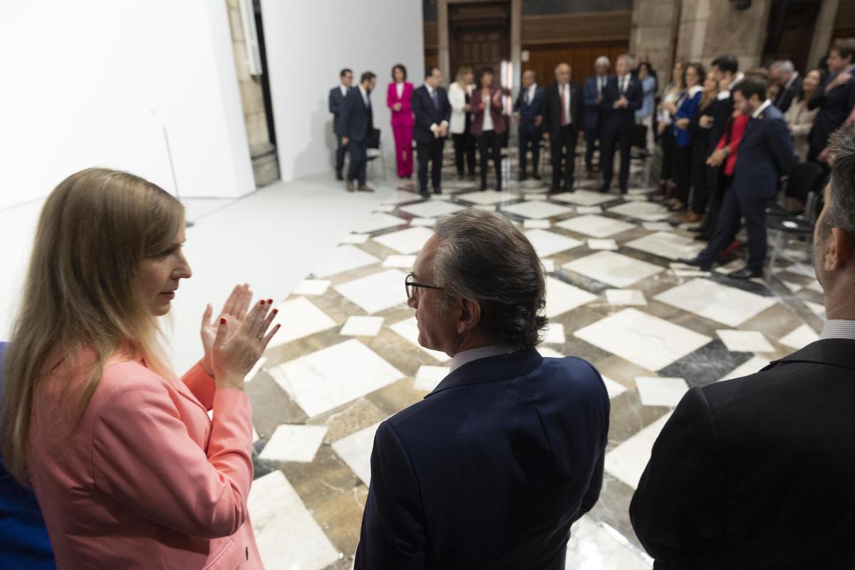 El nuevo gobierno catalán tras el acto de toma de posesión de los nuevos consellers que se ha celebrado este martes en el Palau de la Generalitat, antes de celebrar la primera reunión del nuevo Govern