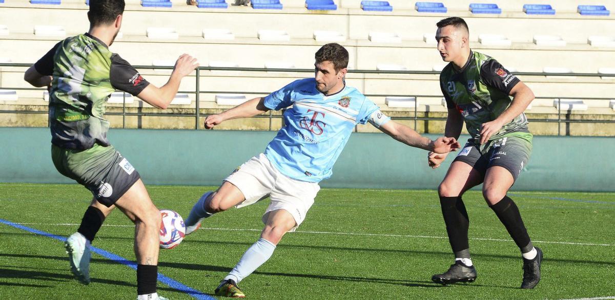 Un disparo de Mauro en el duelo de ayer en el campo Iago Aspas Juncal-O Casal. | GONZALO NÚÑEZ