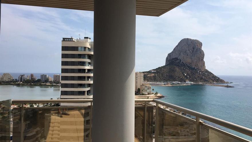 Acceso directo al paseo marítimo, vistas a la playa y con tres habitaciones: así es vivir en un piso de lujo en plena costa de Calpe