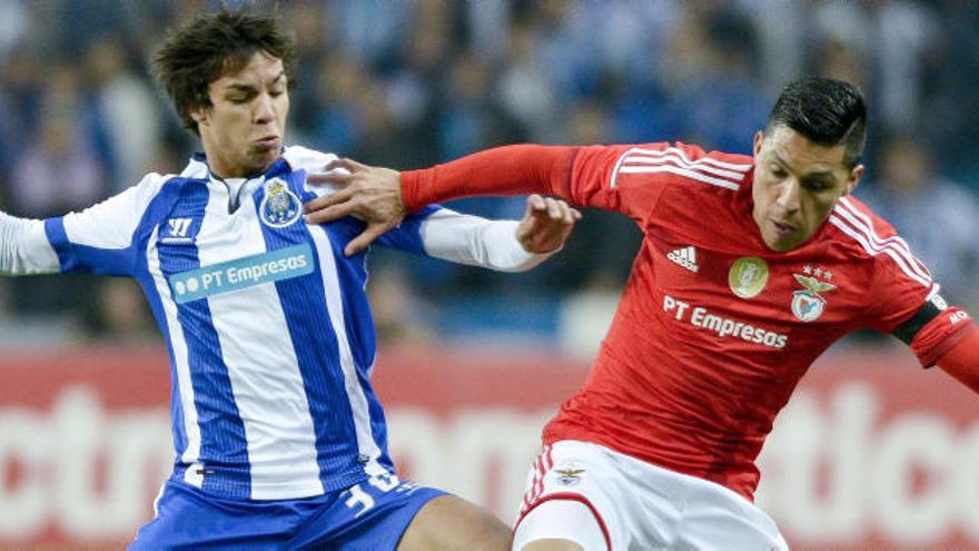 Enzo Pérez compite por la pelota en el último Clásico que el Benfica ganó 0-2 al Oporto.